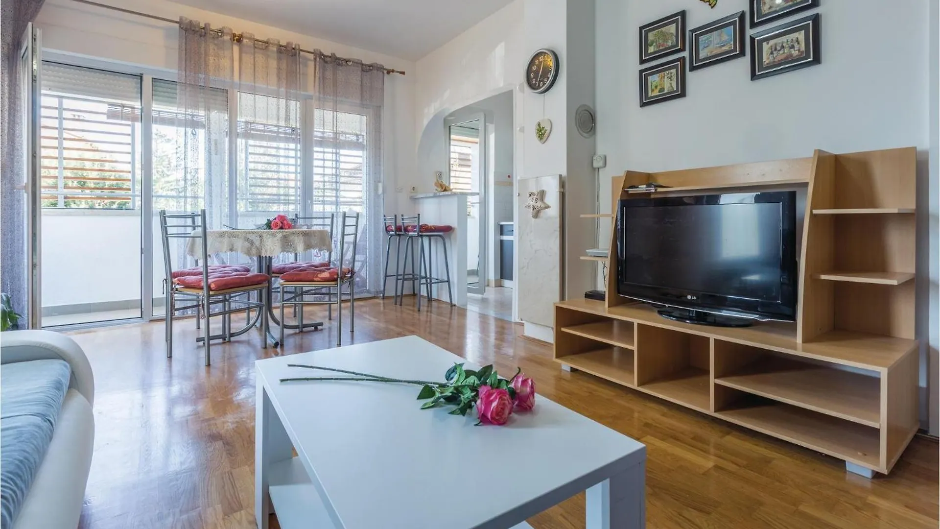 Lovely Apartment In Umag With Kitchen